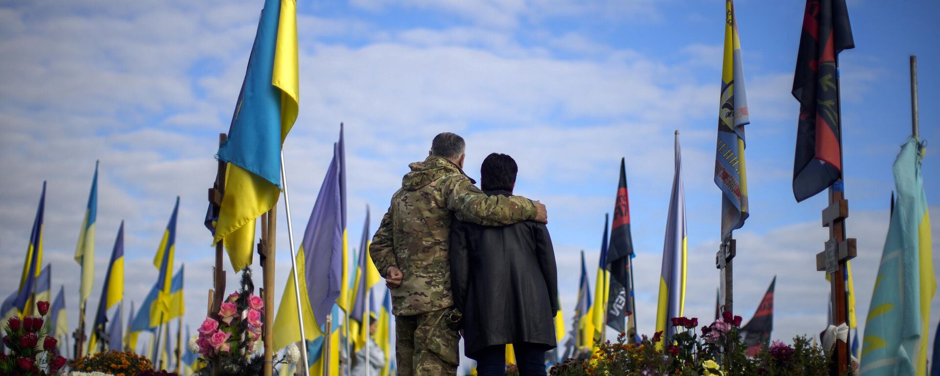 Los padres de un soldado ucraniano en un cementerio durante el Día de los Defensores de Ucrania en Járkov, Ucrania, el 14 de octubre de 2022  - Sputnik Mundo, 1920, 22.11.2023