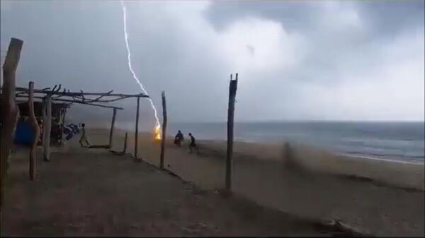 Captan caída de un rayo en playa de Michoacán, México  - Sputnik Mundo