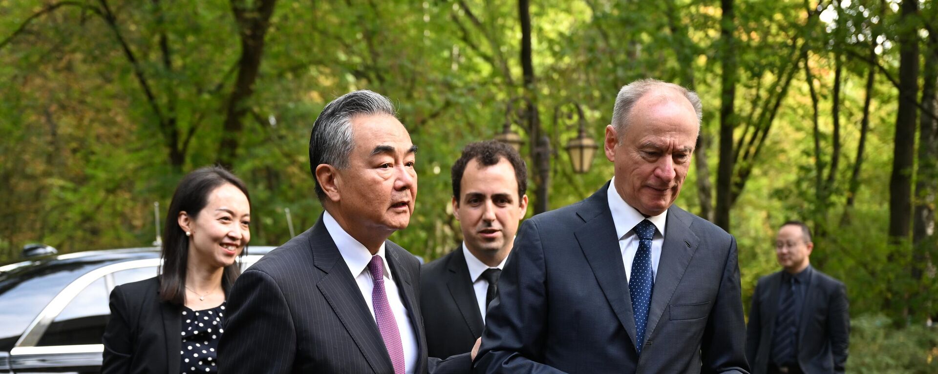 El ministro de Asuntos Exteriores chino, Wang Yi, y el secretario del Consejo de Seguridad ruso, Nikolái Pátrushev, el 19 de septiembre de 2023  - Sputnik Mundo, 1920, 19.09.2023