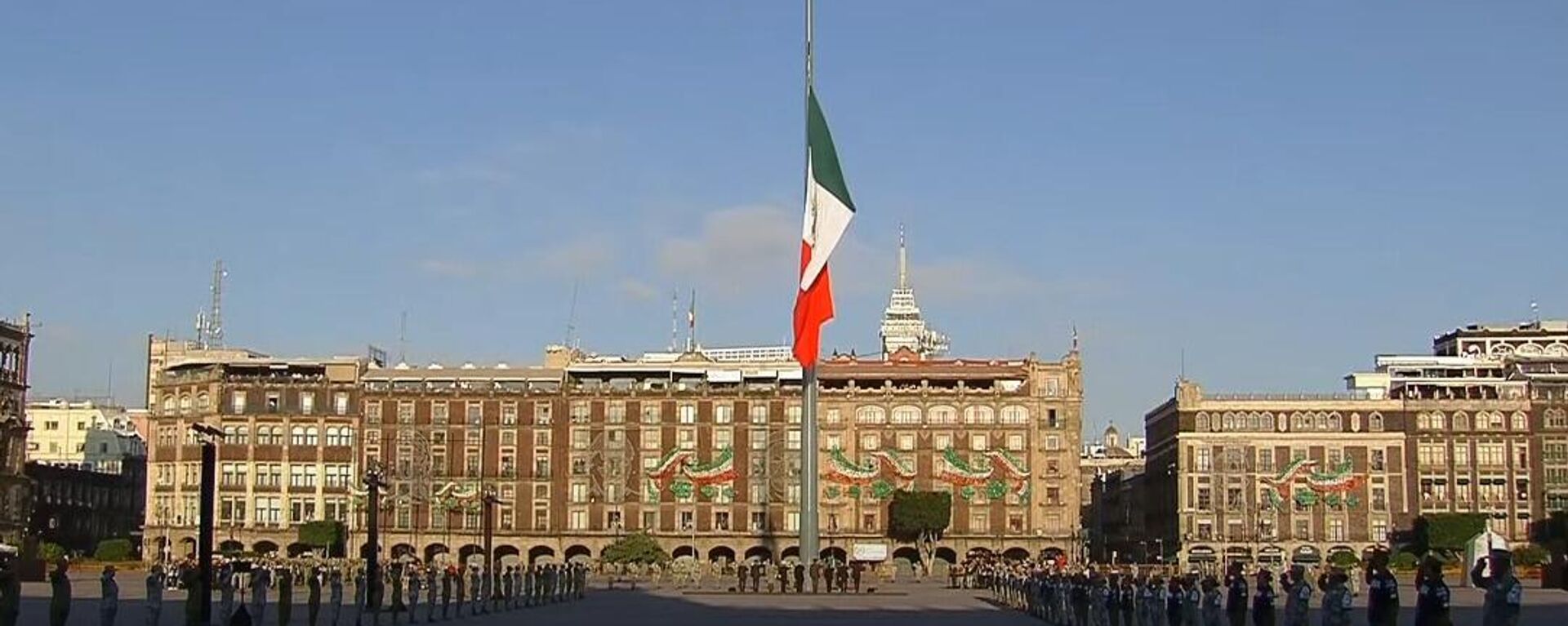 La bandera de México fue izada a media asta en señal de duelo por las víctimas de los terremotos de 1985 y 2017. - Sputnik Mundo, 1920, 14.10.2023