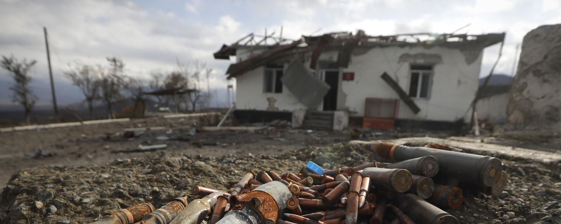 Munición sin detonar esparcida en un almacén de municiones dañado en las afueras de Stepanakert, capital de la región de Nagorno-Karabaj - Sputnik Mundo, 1920, 19.09.2023