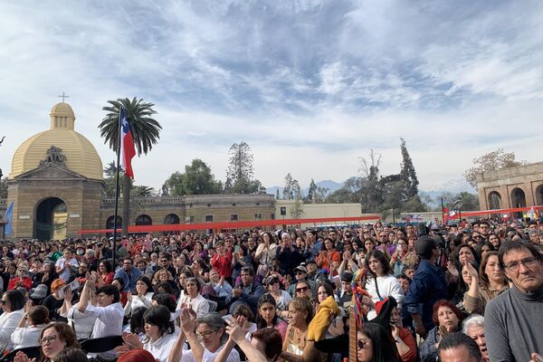 Chile rinde masivo homenaje a Víctor Jara a 50 años de su asesinato - Sputnik Mundo