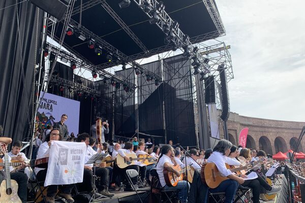 Chile rinde masivo homenaje a Víctor Jara a 50 años de su asesinato - Sputnik Mundo