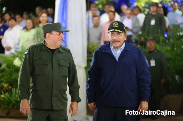  El jefe del Ejército de Nicaragua, general Julio César Avilés Castillo y el presidente Daniel Ortega - Sputnik Mundo