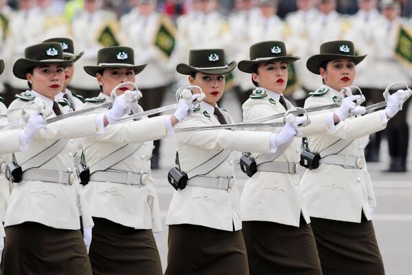 Desde este momento, el desfile se convirtió en una tradición y se celebra cada año.Miembros mujeres de Carabineros de Chile participando en el evento. - Sputnik Mundo
