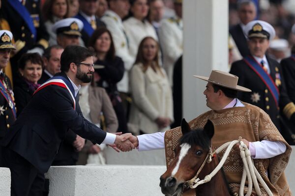 El presidente de Chile, Gabriel Boric, asistió al desfile militar anual en Santiago. - Sputnik Mundo