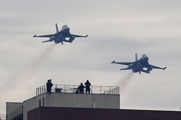 Aviones de combate F-16 de la Fuerza Aérea participaron en la celebración. - Sputnik Mundo