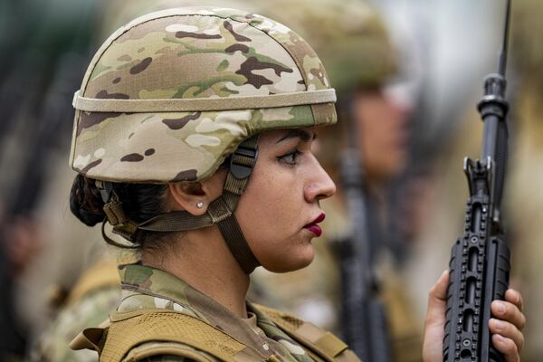 Militares del Ejército de Chile desfilan durante la parada militar en el Día de las Glorias del Ejército. - Sputnik Mundo