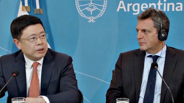 El embajador de Pekín en Buenos Aires, Zou Xiaoli, y el ministro de Economía argentino, Sergio Massa - Sputnik Mundo