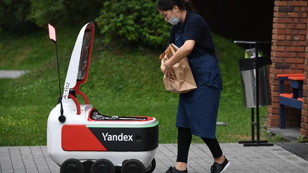 Un robot de reparto de comida de la empresa rusa Yandex - Sputnik Mundo