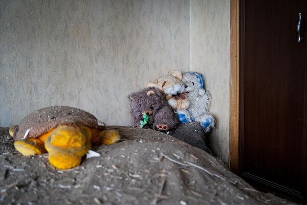 En 2022, Ereván y Bakú, gracias a la mediación de Rusia, EEUU y la Unión Europea, comenzaron a discutir un futuro tratado de paz. No obstante, el 19 de septiembre, el Ministerio de Defensa azerbaiyano informó del inicio de &quot;medidas antiterroristas de carácter local&quot; para restablecer el orden constitucional en Nagorno Karabaj.En la foto: juguetes de niños en una casa dañada por bombardeos en la ciudad de Stepanakert.  - Sputnik Mundo