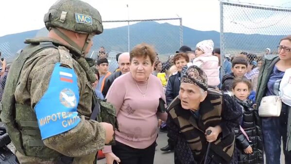 De momento, unos 5.000 civiles fueron evacuados de tres distritos de Nagorno Karabaj —Mardakert, Martuni y Askerán— con la ayuda de las fuerzas de paz rusas, informó el Ministerio de Defensa de Rusia. - Sputnik Mundo