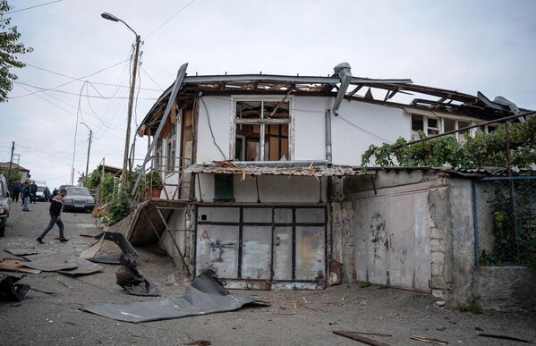 En varios puestos de observación, las fuerzas de paz rusas vigilan la situación las 24 horas al día.En la foto: una casa dañada por un bombardeo en la ciudad de Stepanakert. - Sputnik Mundo