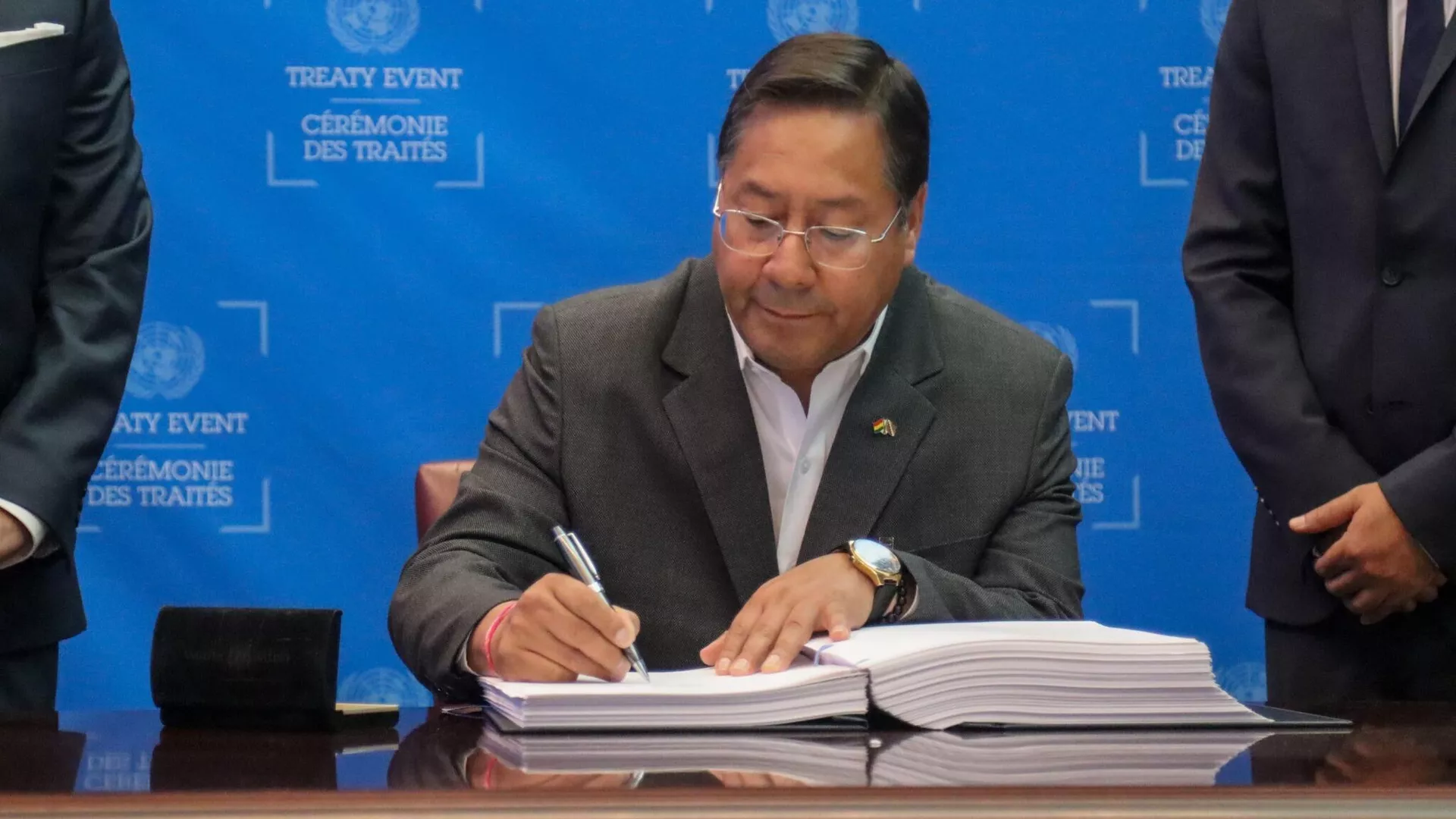 El presidente de Bolivia, Luis Arce, firmando un acuerdo en la ONU - Sputnik Mundo, 1920, 31.05.2024