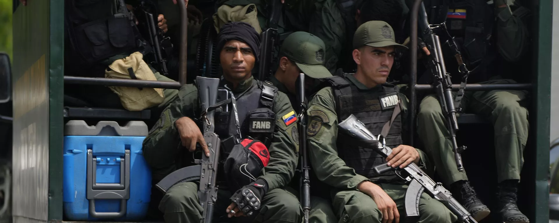 Soldados venezolanos cerca de la puerta principal del Centro Penitenciario de Tocorón durante una redada - Sputnik Mundo, 1920, 30.07.2024