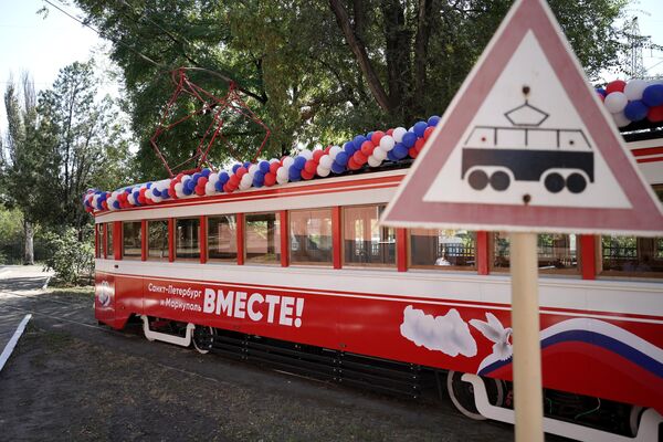 El lado lateral del tranvía está decorado con las palabras &quot;Mariúpol y San Petersburgo son ciudades hermanas&quot;. - Sputnik Mundo