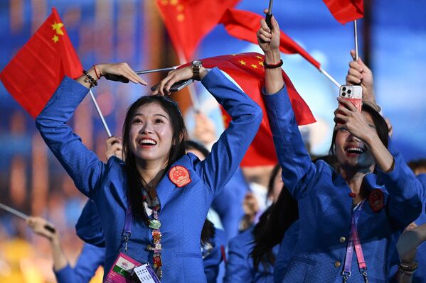 La delegación china lidera los Juegos Asiáticos en medallas de oro, seguida por Japón y Corea del Sur.En la foto: miembros de la delegación china durante de la ceremonia. - Sputnik Mundo