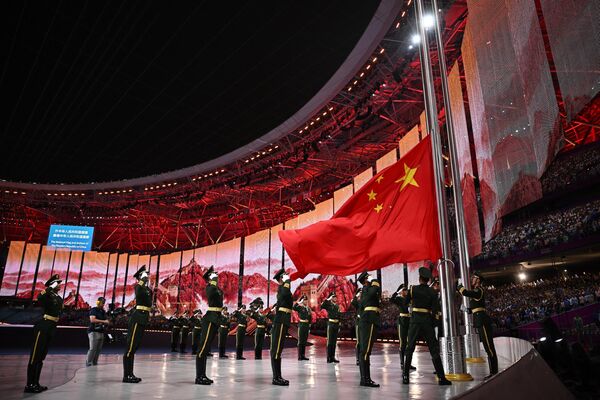 Los orígenes de la Asiada se remontan a los Juegos del Lejano Oriente que se disputaron por primera vez en 1913 en Filipinas.En la foto: la bandera nacional de China se iza durante la ceremonia de apertura. - Sputnik Mundo