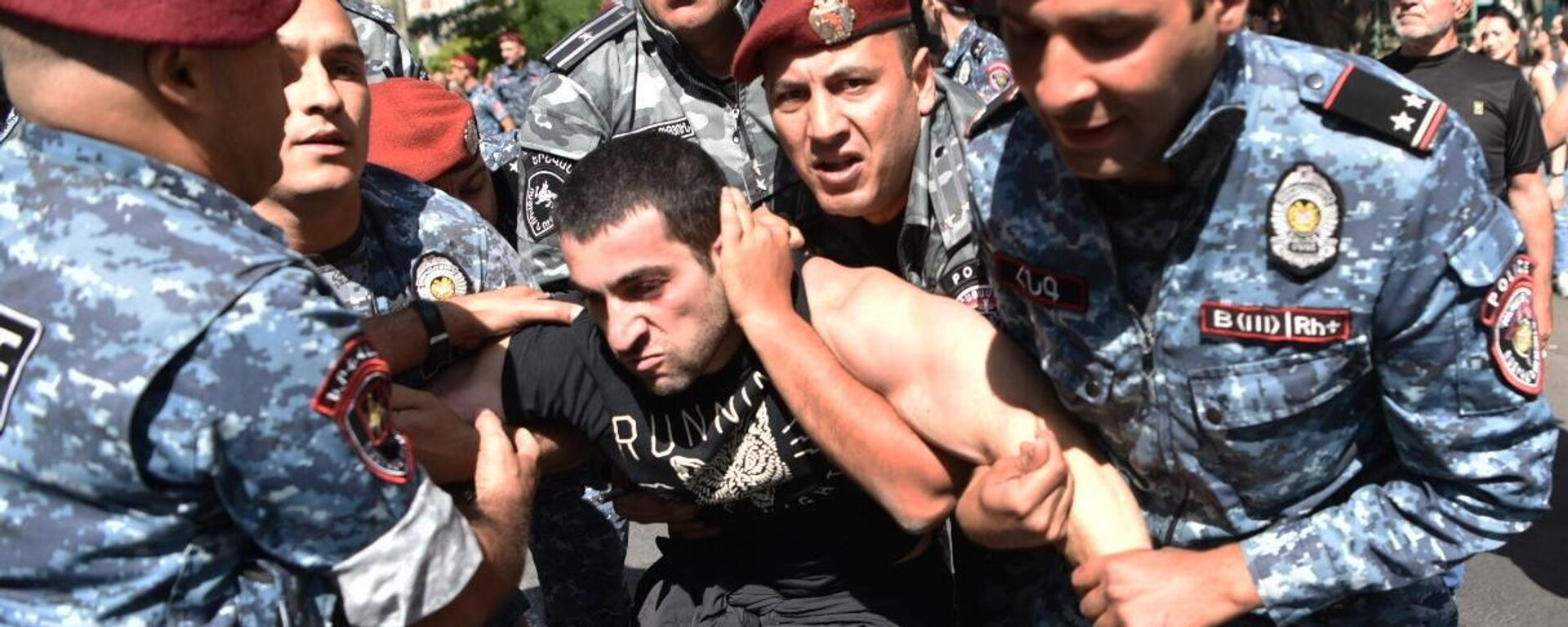 Agentes de Policía detienen a un manifestante contra la escalada en Nagorno-Karabaj en Ereván, Armenia - Sputnik Mundo, 1920, 25.09.2023
