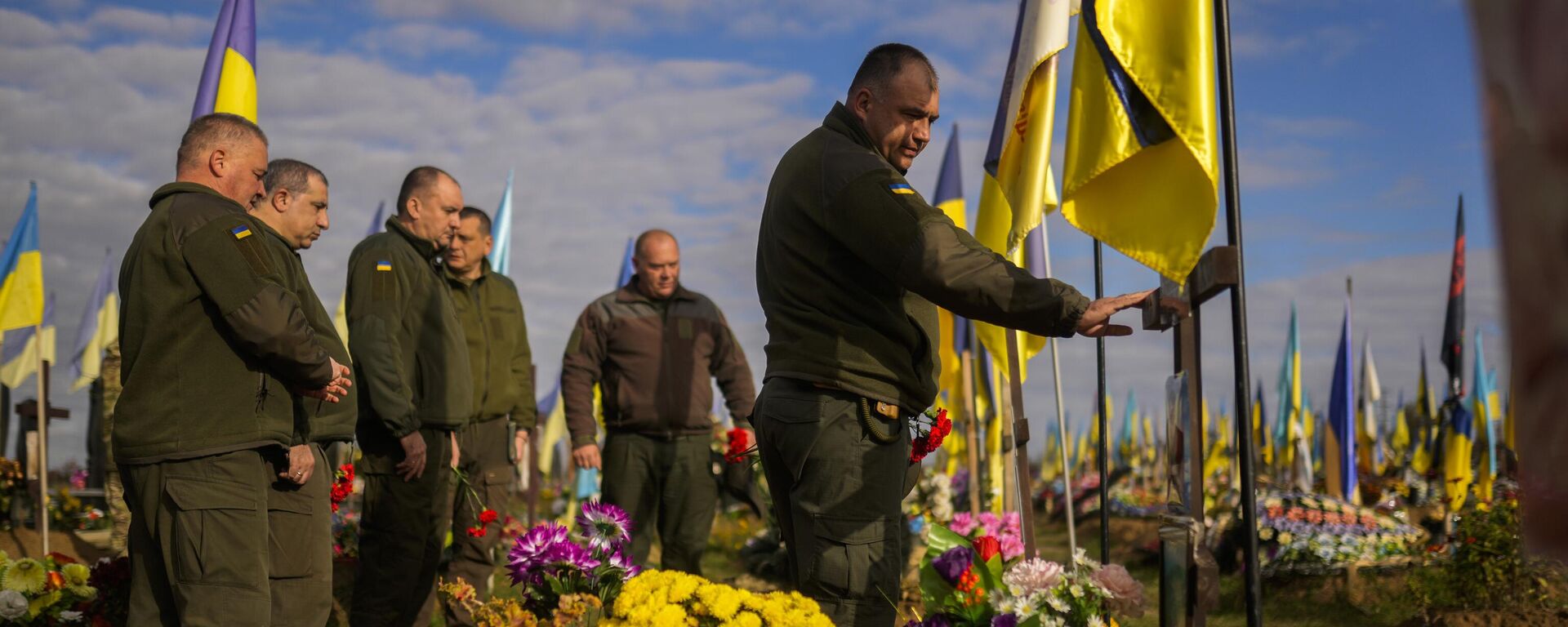 Militares ucranianos depositan flores en la tumba de un compañero soldado recientemente asesinado en un cementerio Járkov, Ucrania - Sputnik Mundo, 1920, 27.10.2023
