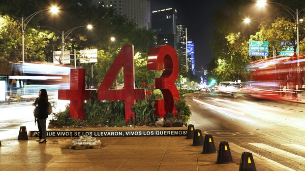 Uno de los antimonumentos es el dedicado a los 43 normalistas de Ayotzinapa, desaparecidos en 2014. - Sputnik Mundo