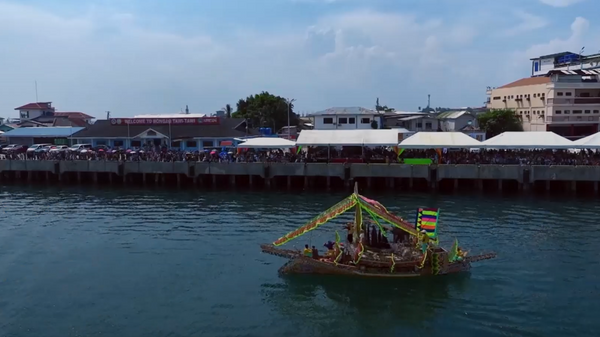 Un colorido festival de los 'gitanos del mar' en embarcaciones llamativas - Sputnik Mundo