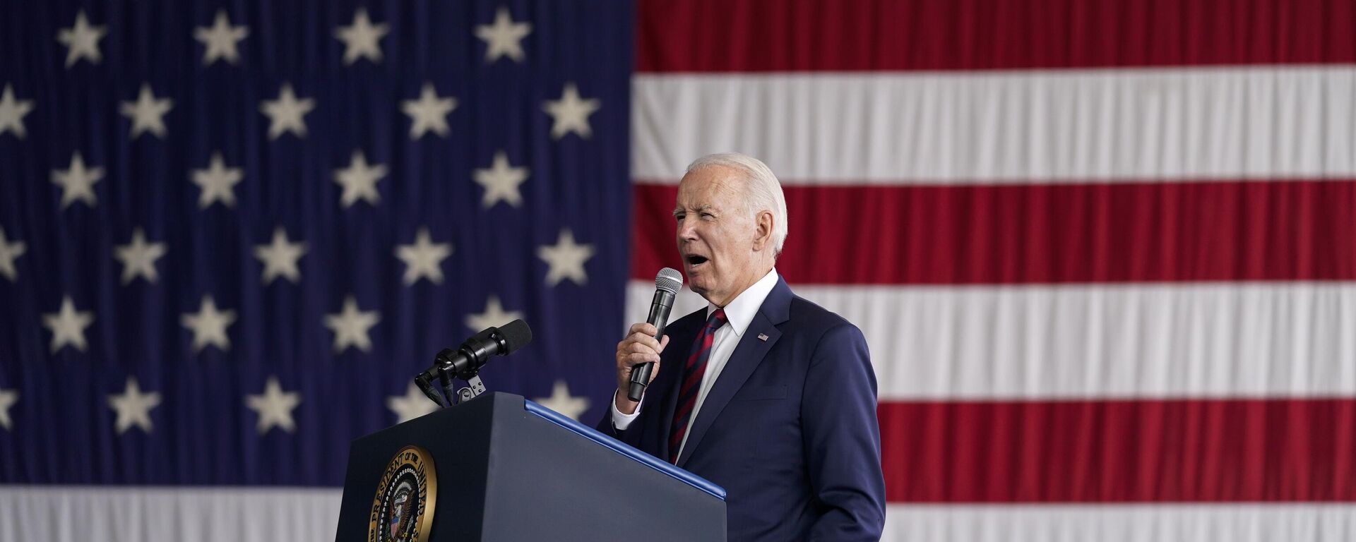 Joe Biden, el presidente estadounidense, habla en la Base Conjunta Elmendorf-Richardson para conmemorar el aniversario de los ataques terroristas del 11 de septiembre, en Anchorage, Alaska, el lunes 11 de septiembre de 2023. - Sputnik Mundo, 1920, 02.10.2023