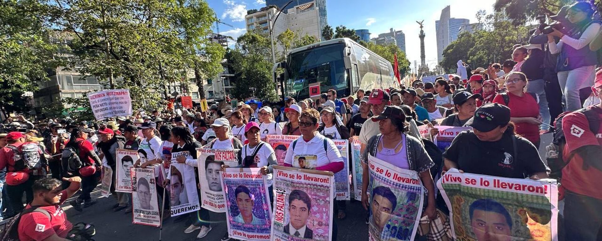 Madres y padres de los 43 estudiantes de Ayotzinapa encabezaron este martes una marcha en la CDMX para exigir justicia en el caso de la desaparición de sus hijos.  - Sputnik Mundo, 1920, 27.09.2023