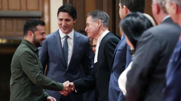 El presidente ucraniano, Volodímir Zelenski, junto al primer ministro, Justin Trudeau, estrechan la mano del presidente de la Cámara de los Comunes, Anthony Rota - Sputnik Mundo