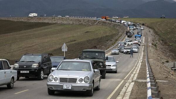 Un convoy de automóviles se dirige a Armenia desde Nagorno-Karabaj  - Sputnik Mundo