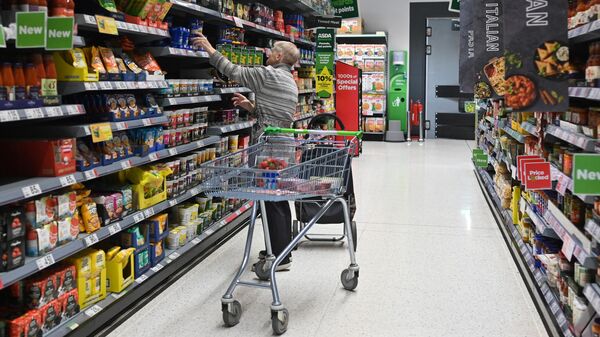 Un cliente mira algunos productos en el supermercado Asda, en Aylesbury, el Reino Unido, el 15 de agosto de 2023 - Sputnik Mundo