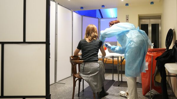 Una mujer recibe la vacuna contra el COVID-19 en el centro de vacunación situado en el interior del Teatro Nacional de Praga, la República Checa - Sputnik Mundo