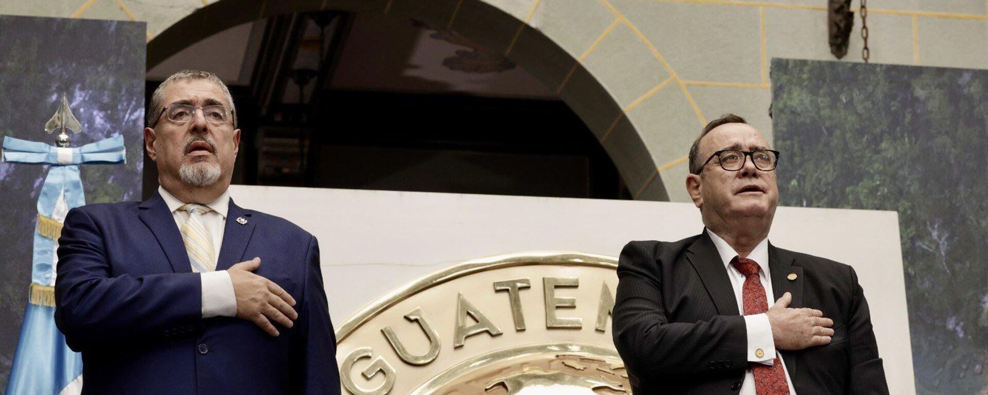 El presidente electo de Guatemala, Bernardo Arévalo, y el actual mandatario, Alejandro Giammattei - Sputnik Mundo, 1920, 27.09.2023
