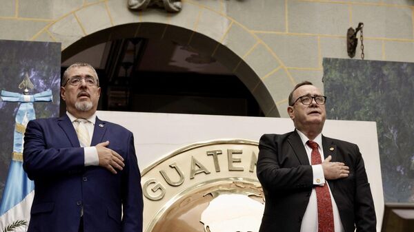 El presidente electo de Guatemala, Bernardo Arévalo, y el actual mandatario, Alejandro Giammattei - Sputnik Mundo