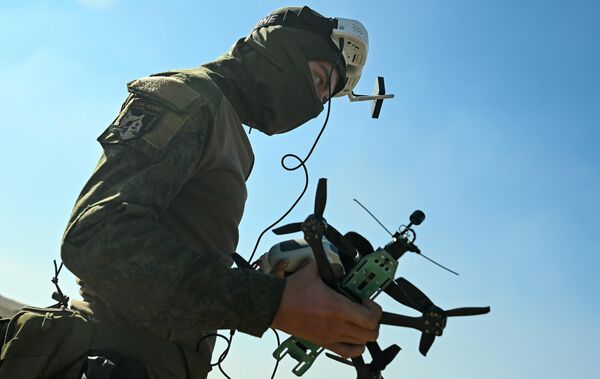 Los operadores de drones militares se están formando en varios centros de entrenamiento creados especialmente tras el inicio de la operación militar especial rusa. Uno de ellos se encuentra en la zona de retaguardia de la república popular de Donetsk, cerca de la ciudad de Krasni Limán.En la foto: un militar de las FFAA rusas cursando la formación para el manejo de drones Boomerang FPV en un centro en Krasni Limán. - Sputnik Mundo