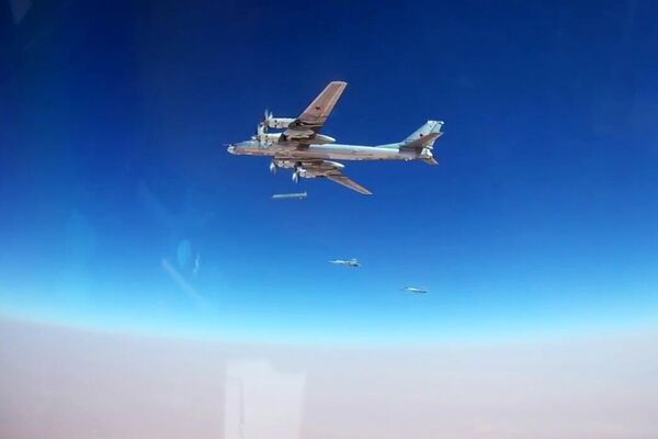 El bombardero estratégico ruso Tu-95MS asesta un golpe con un misil de crucero Kh-101 - Sputnik Mundo