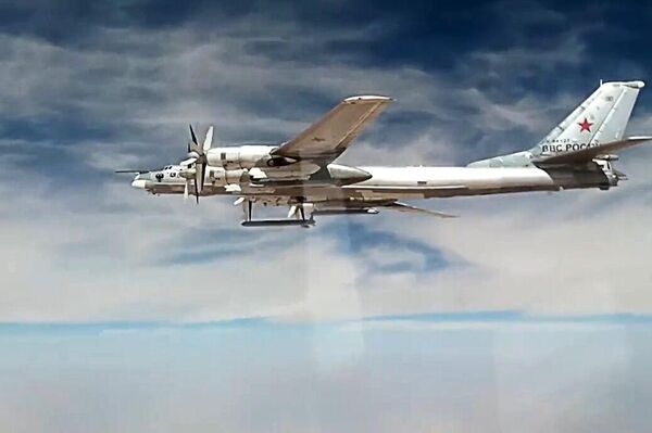 El bombardero estratégico ruso Tu-95MS asesta un golpe con un misil de crucero Kh-101 - Sputnik Mundo