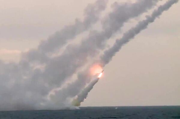 Lanzamiento de misiles de crucero Kalibr - Sputnik Mundo