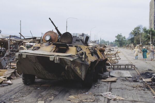 Un tanque destruido en la zona del conflicto armado entre Abjasia y Georgia - Sputnik Mundo