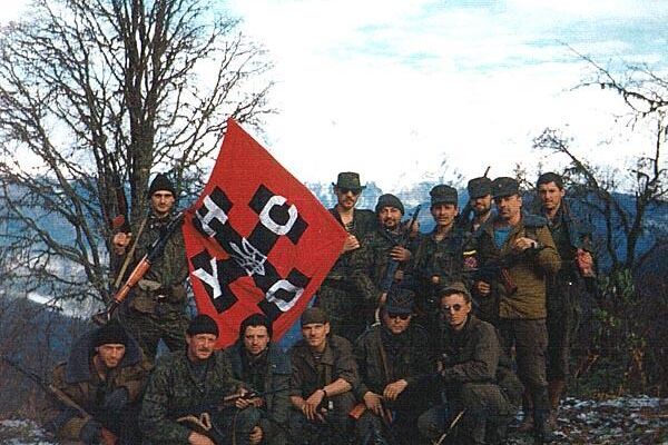 Voluntarios ucranianos de la organización nacionalista de extrema derecha UNA - UNSO que combatieron al lado georgiano, durante la guerra entre Abjasia y Georgia - Sputnik Mundo