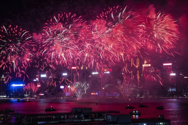 El día de la fundación de China es la principal fiesta pública del país, que se celebra cada año el 1 de octubre. En la foto: fuegos artificiales festivos en la bahía Victoria de Hong Kong, región administrativa especial de China. - Sputnik Mundo