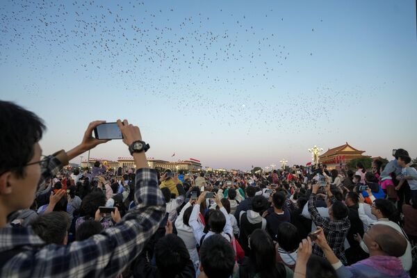 Durante la ceremonia de izamiento de la bandera, se sueltan palomas sobre la plaza de Tiananmén (en la foto). Además, tradicionalmente se celebra aquí un concierto festivo y un gran espectáculo de fuegos artificiales. - Sputnik Mundo
