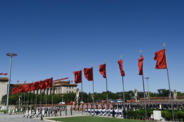La fundación de la República Popular China fue proclamada el 1 de octubre de 1949 en la plaza de Tiananmén por Mao Zedong, Presidente del Partido Comunista de China. De este modo, se trazó el rumbo hacia la construcción de una China comunista. En la foto: ceremonia de entrega de coronas de flores en el Monumento a los Héroes del Pueblo, en la plaza de Tiananmén de Pekín, en vísperas del día de la fundación de China. - Sputnik Mundo