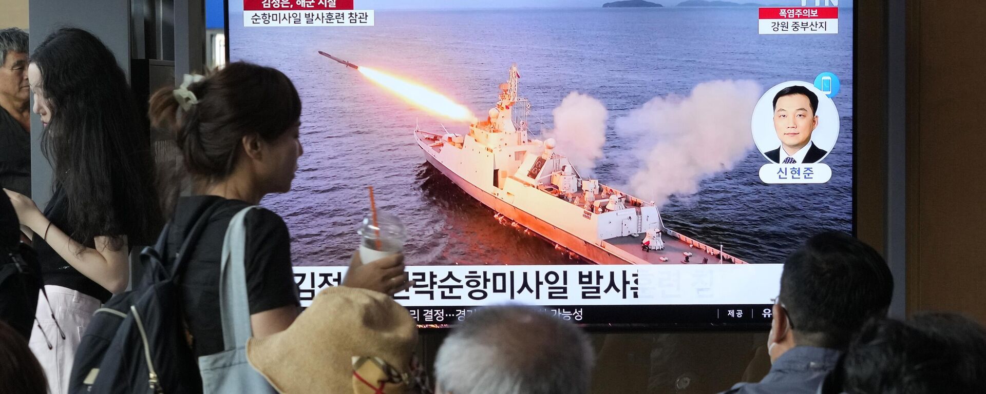 El lanzamiento de un misil de Corea del Norte durante un programa de noticias en la estación de tren de Seúl, Corea del Sur, el  21 de agosto de 2023  - Sputnik Mundo, 1920, 02.10.2023