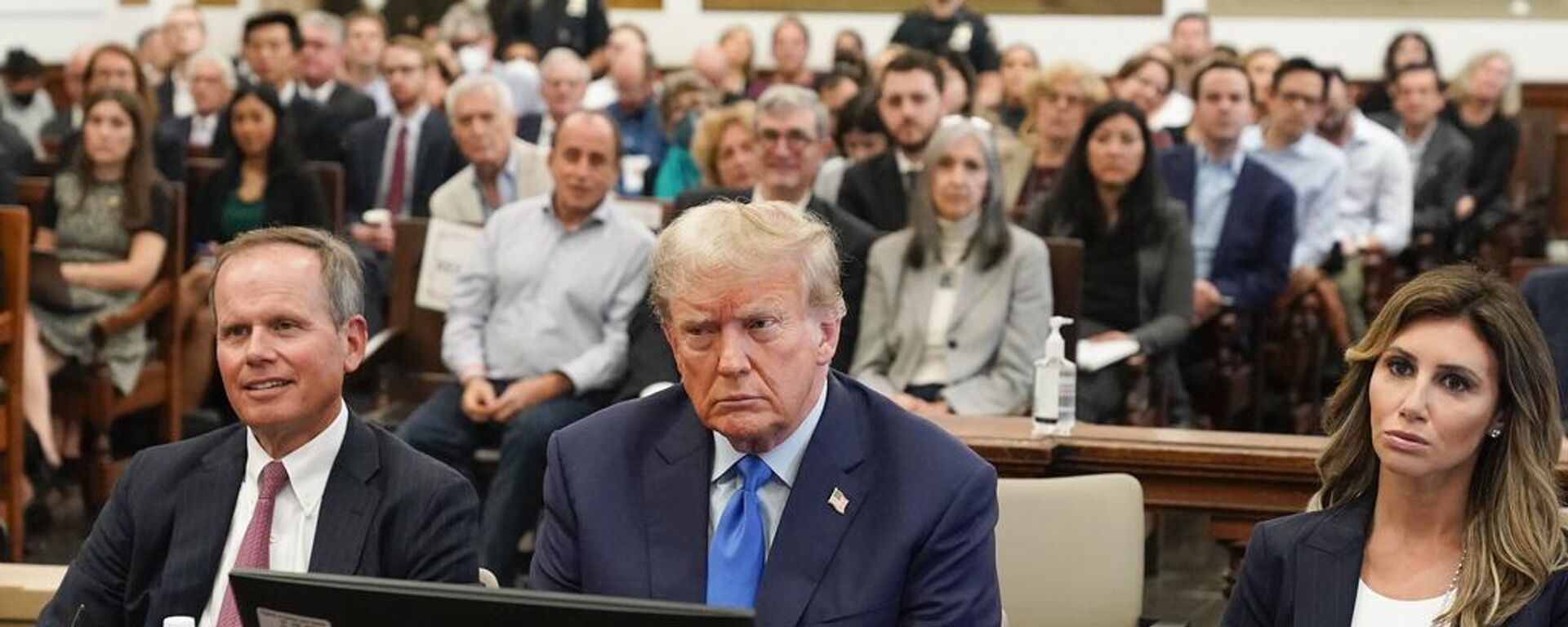 El expresidente Donald Trump durante el juicio civil por fraude que inició hoy en Nueva York. - Sputnik Mundo, 1920, 03.10.2023