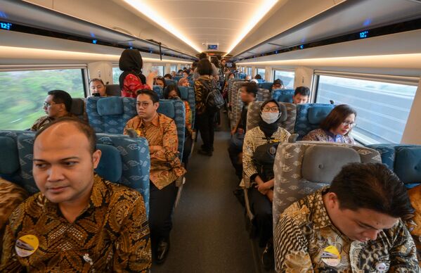 Periodistas a bordo del tren de alta velocidad en dirección a Padalarang, Java Occidental. El tren tiene capacidad para 601 pasajeros y reduce la travesía de unas 3,5 horas en el tren tradicional a 40 minutos. - Sputnik Mundo