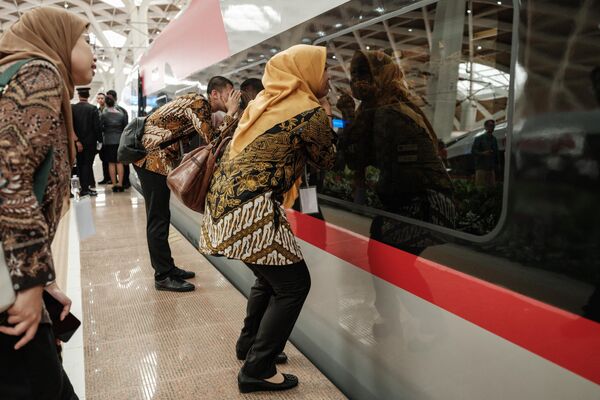 Residentes locales observan el tren Yakarta-Bandung en la estación Halim de Yakarta. - Sputnik Mundo