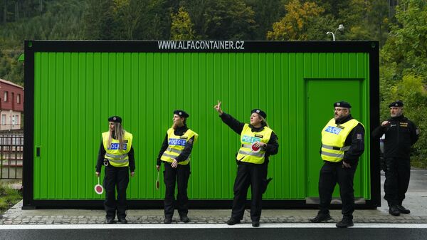 Los policías checos permanecen de pie mientras controlan coches y camiones en la frontera con Eslovaquia en Stary Hrozenkov, República Checa, el  29 de septiembre de 2022  - Sputnik Mundo