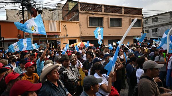 Indígenas exigen la renuncia de la fiscal general Consuelo Porras y del fiscal Rafael Curruchiche durante una protesta frente al Ministerio Público en Ciudad de Guatemala. - Sputnik Mundo