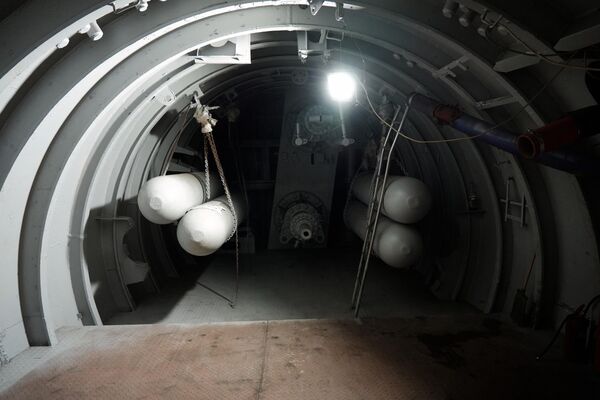 Desde el interior, el submarino parece un túnel del metro en construcción. El equipamiento está muy deteriorado por el tiempo y fue desmontado para limpiar el casco de la corrosión. Solo las escotillas confirman que se trata de la nave. - Sputnik Mundo